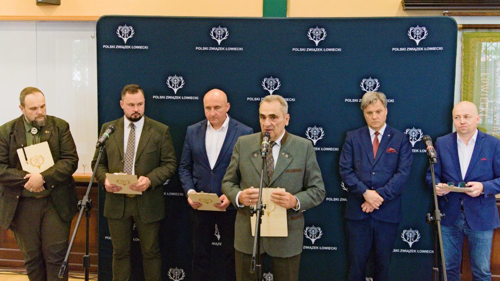 Łowczy krajowy Eugeniusz Grzeszczak przy mikrofonie przedstawia konsekwencje, jakie niesie za sobą obywatelski projekt nowelizacji Prawa łowieckiego