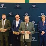 Łowczy krajowy Eugeniusz Grzeszczak przy mikrofonie przedstawia konsekwencje, jakie niesie za sobą obywatelski projekt nowelizacji Prawa łowieckiego