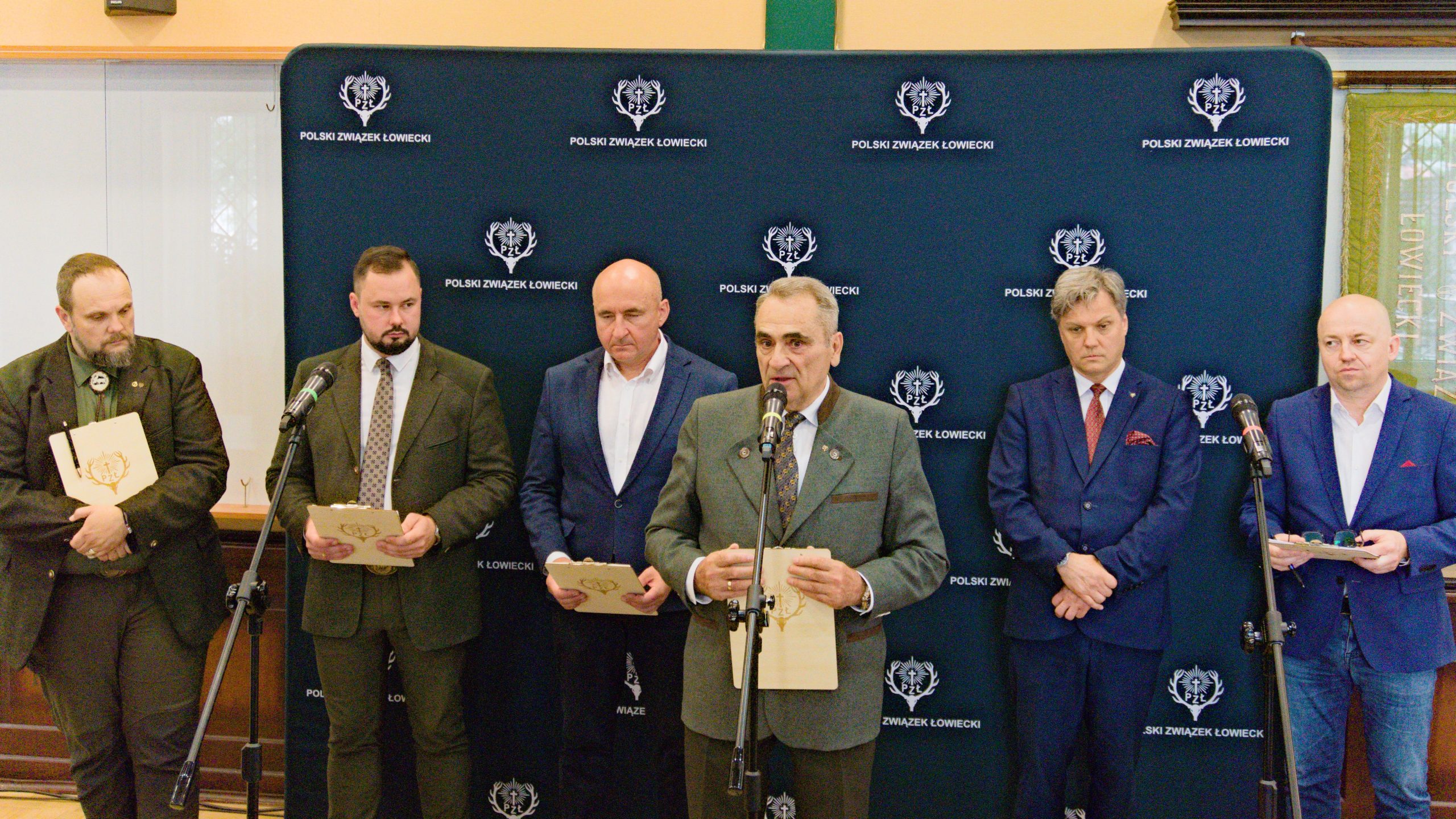 Łowczy krajowy Eugeniusz Grzeszczak przy mikrofonie przedstawia konsekwencje, jakie niesie za sobą obywatelski projekt nowelizacji Prawa łowieckiego