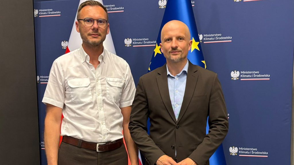 Z lewej autor artykułu Jarosław Kuczaj, z prawej wiceminister klimatu i środowiska, główny konserwator przyrody Mikołaj Dorożała