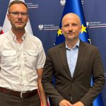 Z lewej autor artykułu Jarosław Kuczaj, z prawej wiceminister klimatu i środowiska, główny konserwator przyrody Mikołaj Dorożała