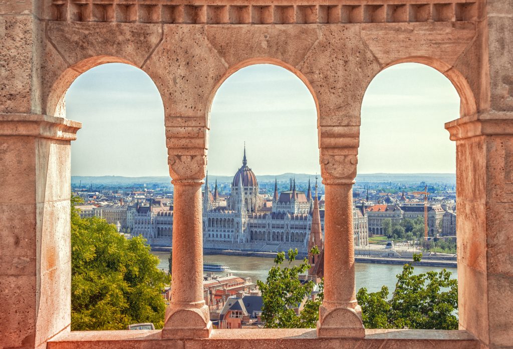 Parlament w Budapeszcie widziany z perspektywy Baszty Rybackiej