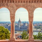 Parlament w Budapeszcie widziany z perspektywy Baszty Rybackiej
