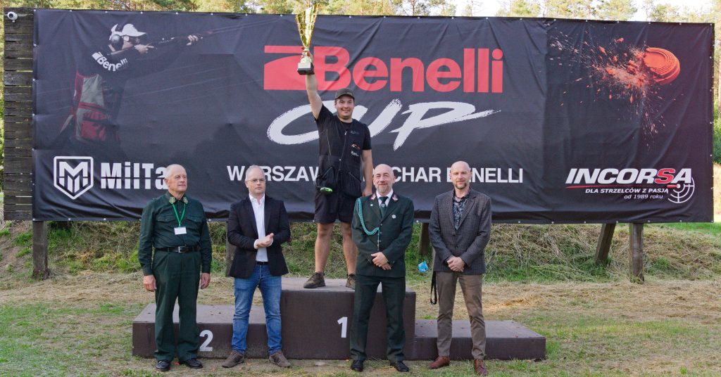 Janusz Maria Sasorski, zwycięzca IX Warszawskiego Pucharu Benelli, na podium z pucharem w ręku