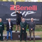 Janusz Maria Sasorski, zwycięzca IX Warszawskiego Pucharu Benelli, na podium z pucharem w ręku