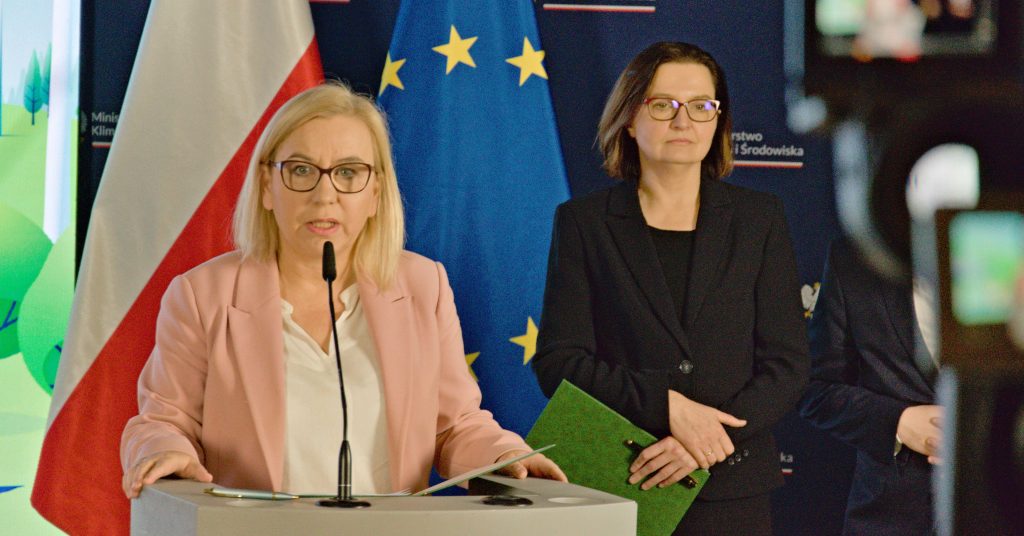 Minister klimatu i środowiska Paulina Hennig-Kloska. Za nią po prawej podsekretarz stanu Anita Sowińska