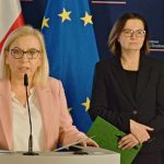 Minister klimatu i środowiska Paulina Hennig-Kloska. Za nią po prawej podsekretarz stanu Anita Sowińska