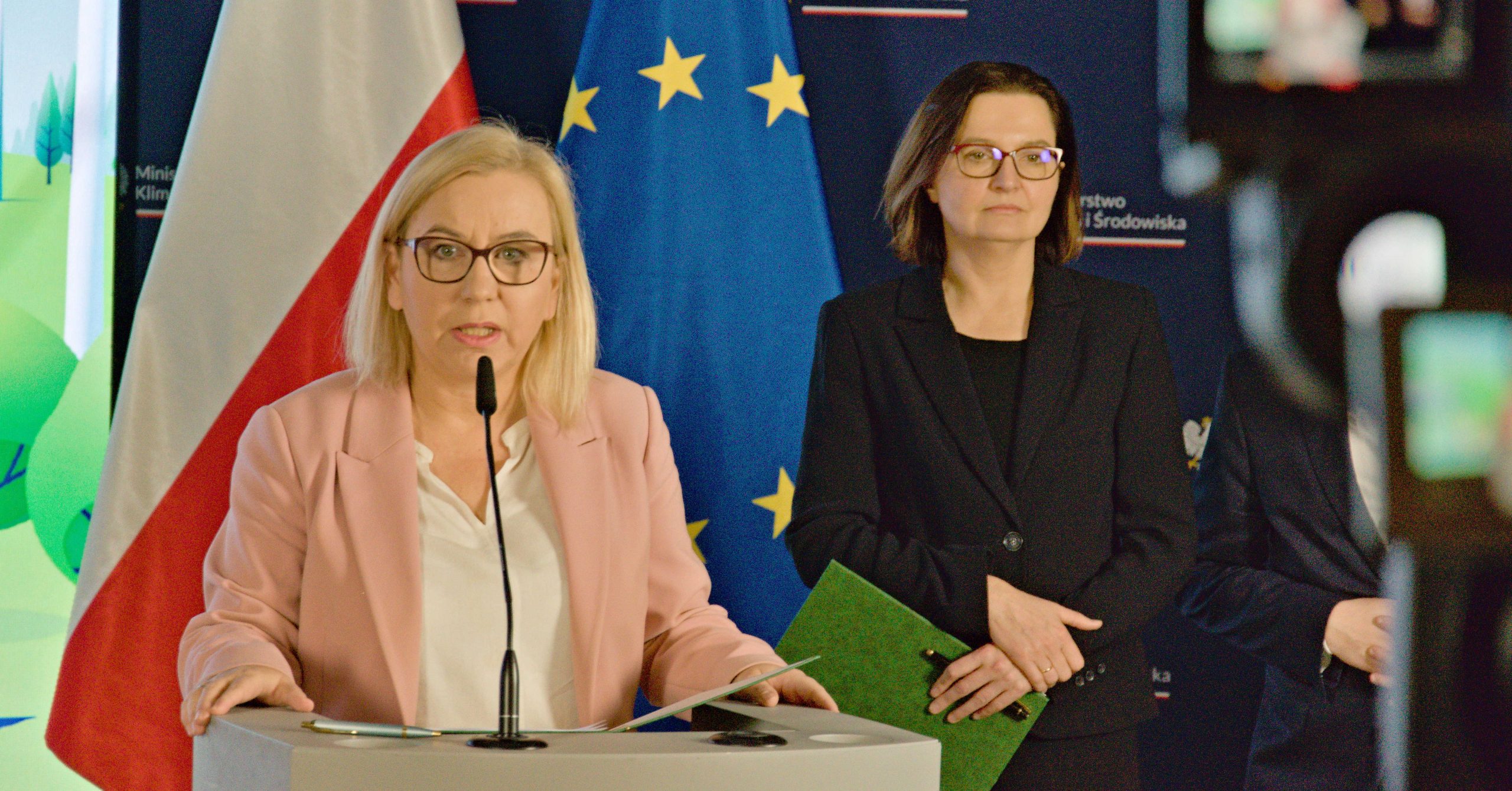 Minister klimatu i środowiska Paulina Hennig-Kloska. Za nią po prawej podsekretarz stanu Anita Sowińska