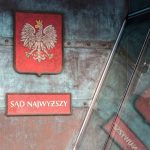 Tablica Sąd Najwyższy i godło Rzeczypospolitej Polskiej nad nią