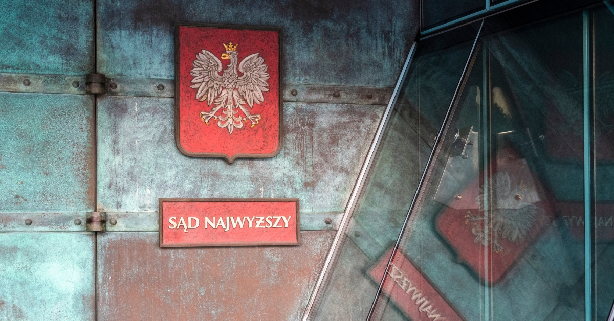 Tablica Sąd Najwyższy i godło Rzeczypospolitej Polskiej nad nią