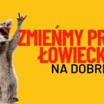 Hasło obywatelskiej inicjatywy zmiany Prawa łowieckiego , "Zmieńmy prawo łowieckie. Na dobre" i radosny szop pracz obok